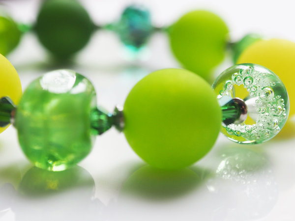 Polarisarmband grün mit Glasperlen