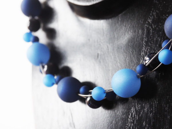 Polariskette dunkelblau mit glitzernden Blaufluss-Perlen