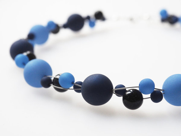 Polariskette dunkelblau mit glitzernden Blaufluss-Perlen
